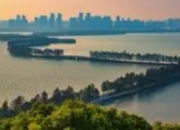 东湖景区今日天气预报：多云转阴，暑热中藏雨意